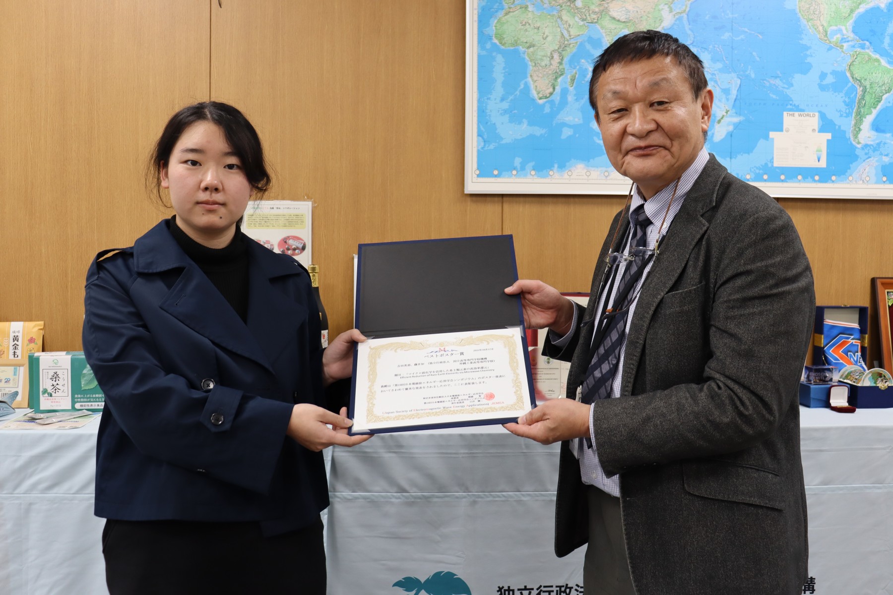 「第19回日本電磁波エネルギー応用学会シンポジウムにて・本科5年生吉田英恵さんがベストポスター賞を受賞」の写真