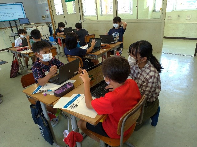 名護市久辺小学校でプログラミングの出前授業を行いましたの写真